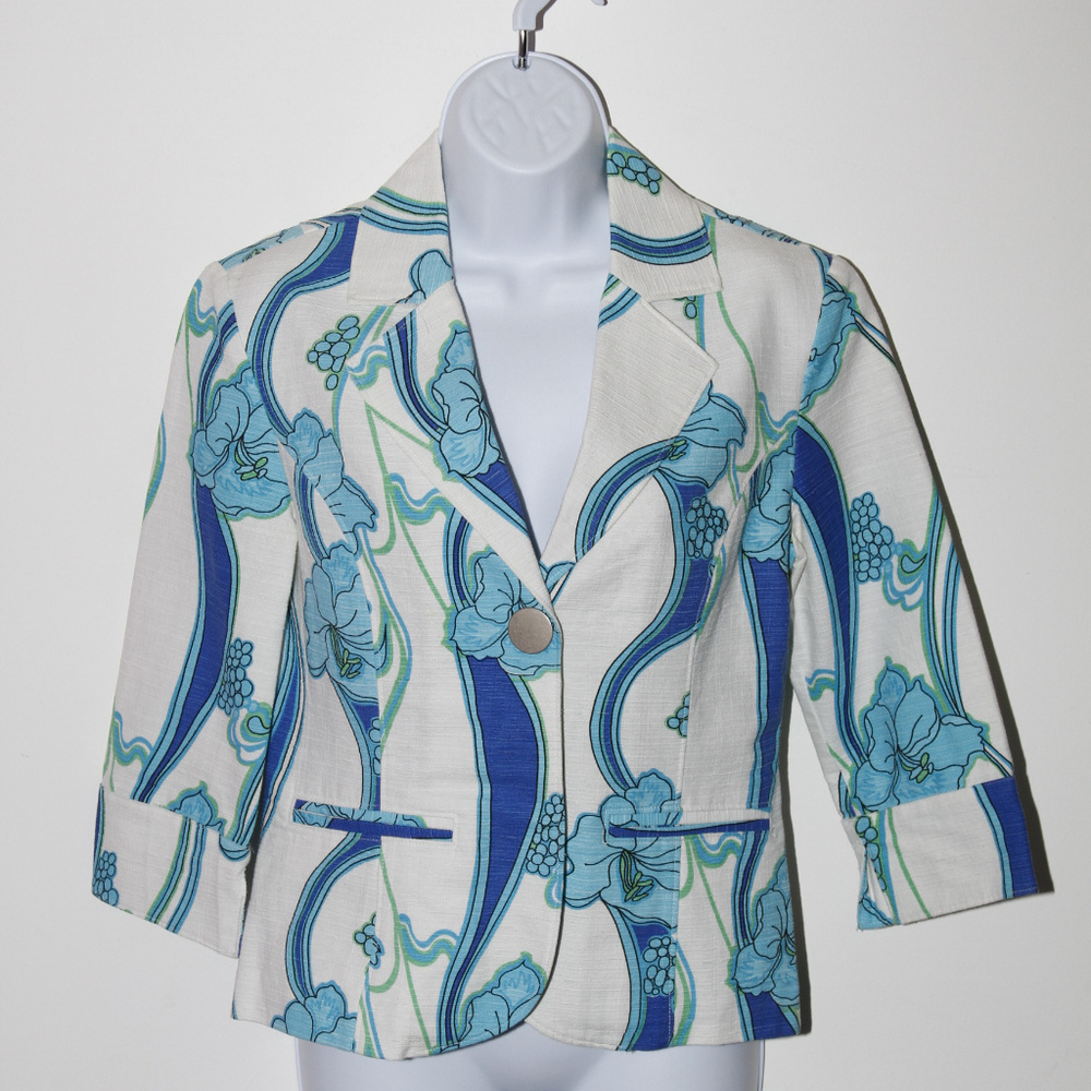 woman white blazer with blue flowers size 6 Kenzie